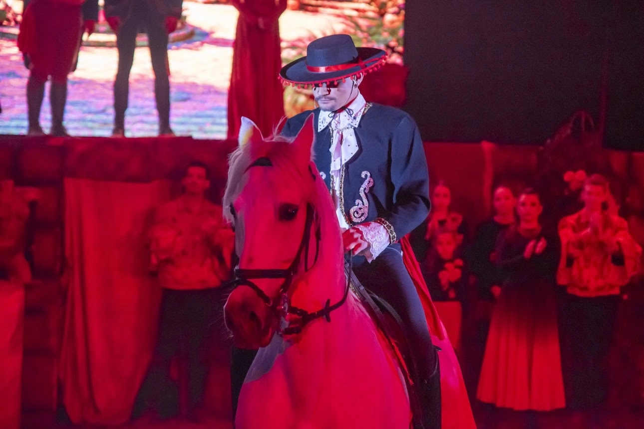 Zorro fehér lovon a Nemzeti Lovas Színházban