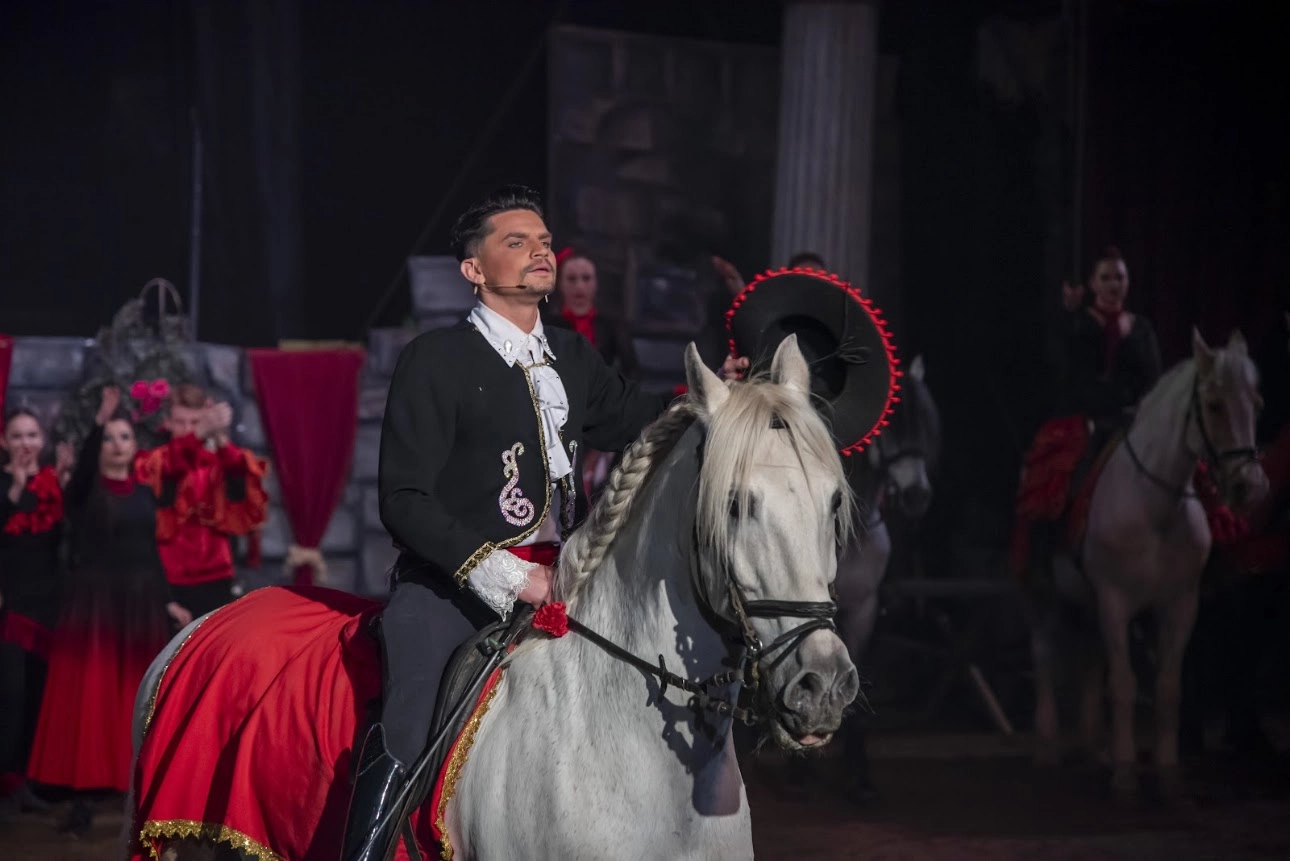Lovas szereplő a Zorro musical előadásában