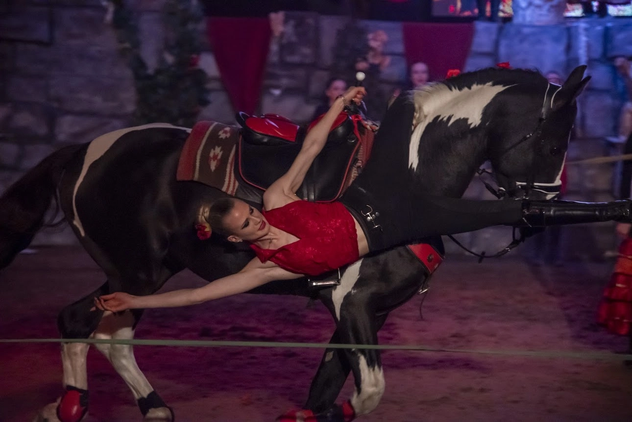 Akrobatikus lovas jelenet a Zorro musicalben