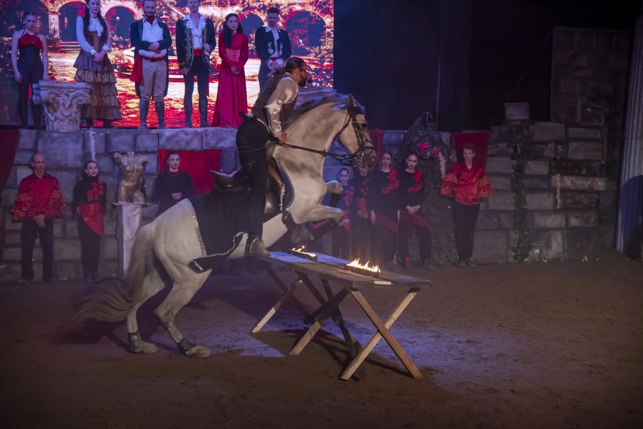 Tűzugratás a Zorro lovas musicalben