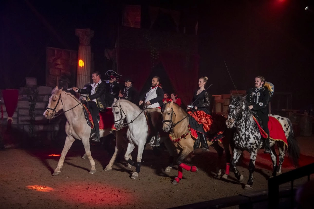 A Zorro musical lovas társulata