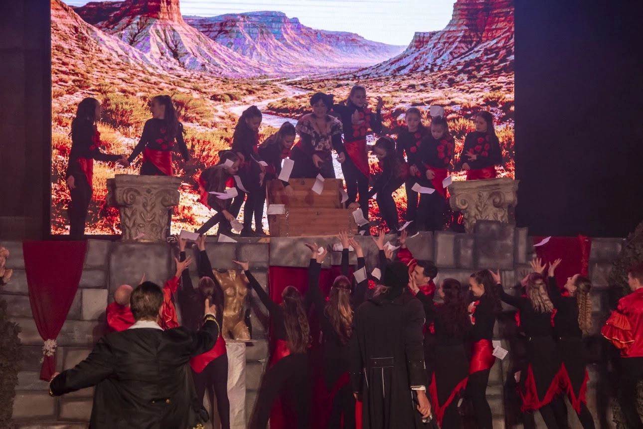 Táncosok a Zorro musical színpadán
