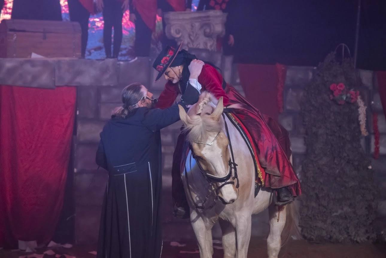 Zorro musical női szereplője ló mellett