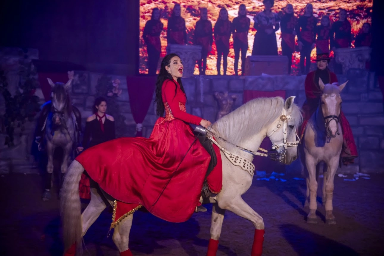 Piros ruhás lovas a Zorro előadásban