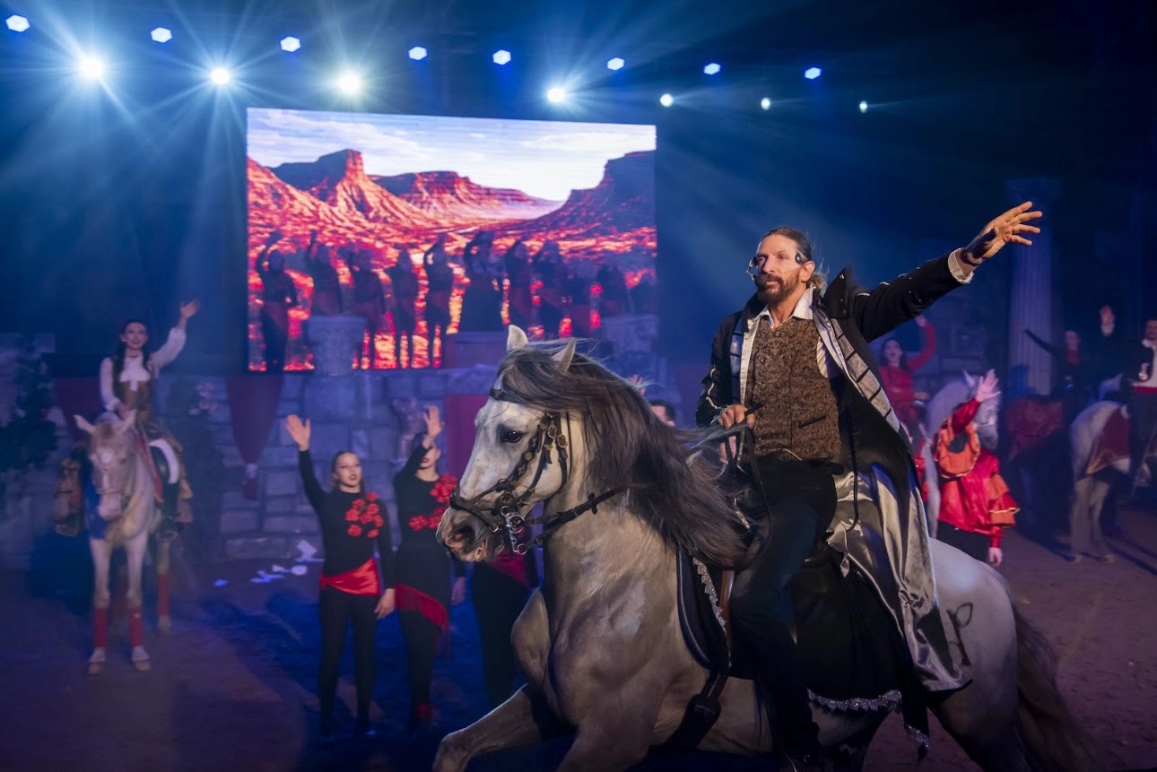 Férfi lovas szereplő a Zorro musicalben