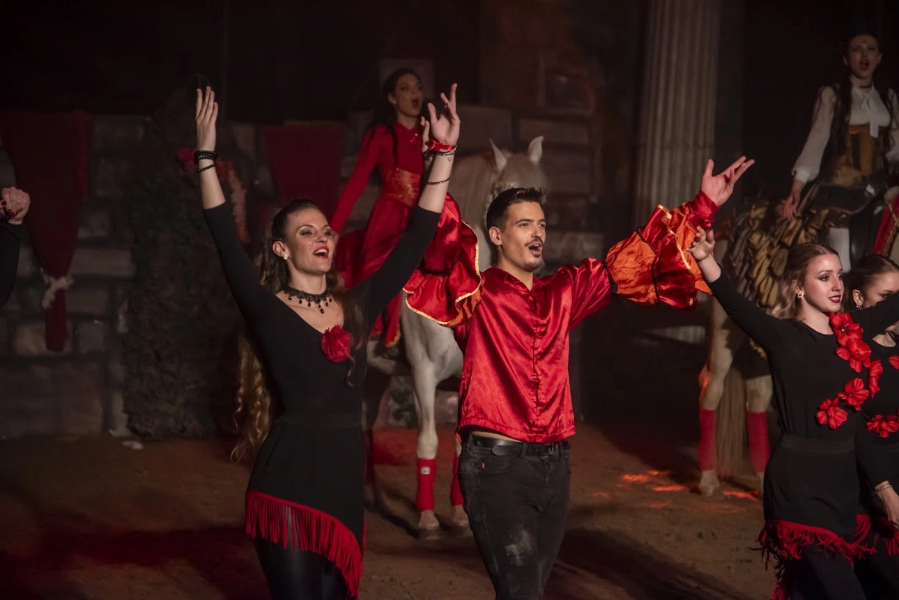 Lendületes táncjelenet a Zorro musicalben