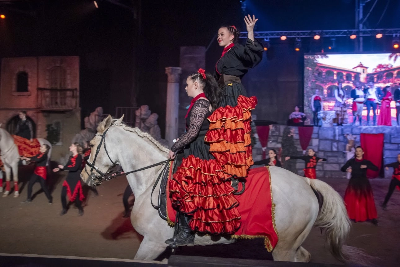 Spanyol táncosnő lóháton a Zorro musicalben