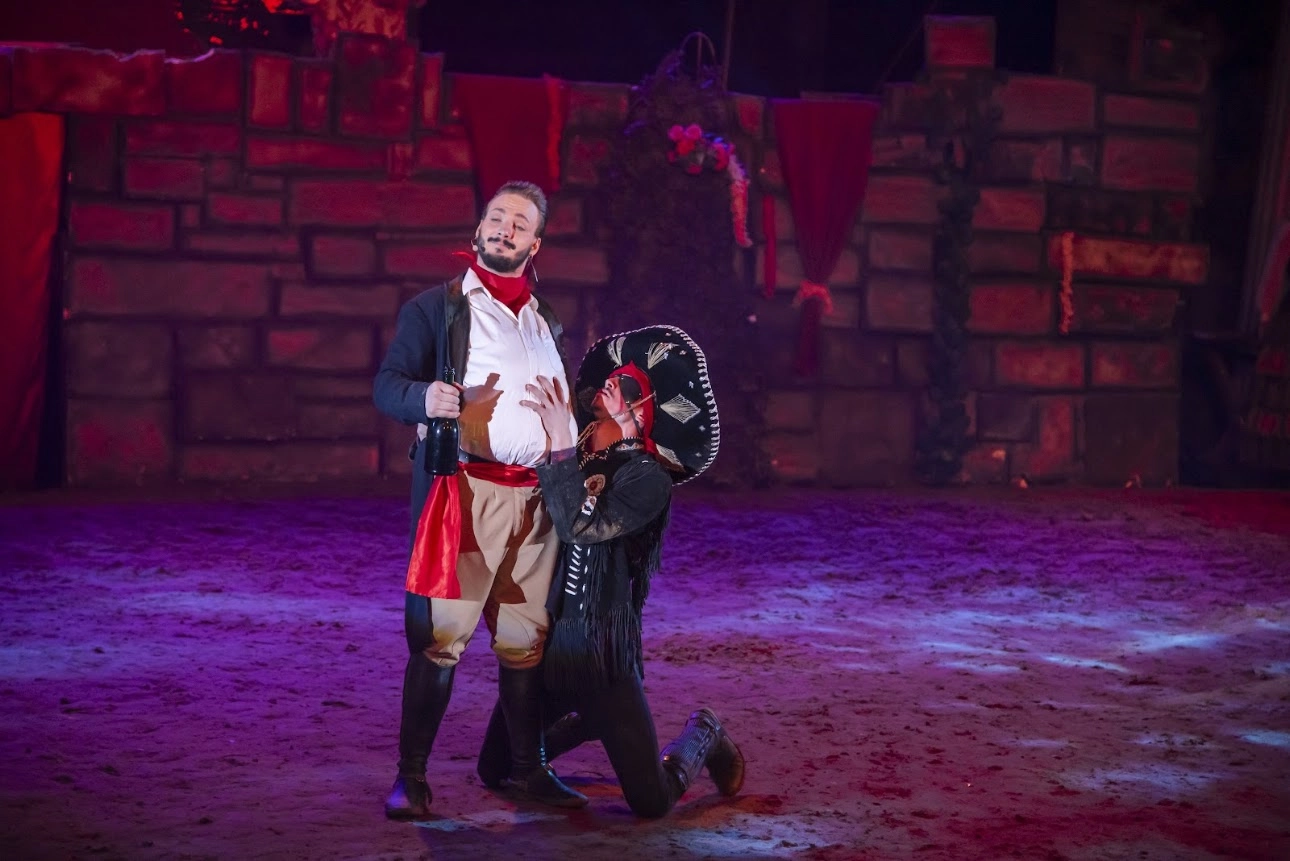 Látványos jelenet a Zorro előadásból